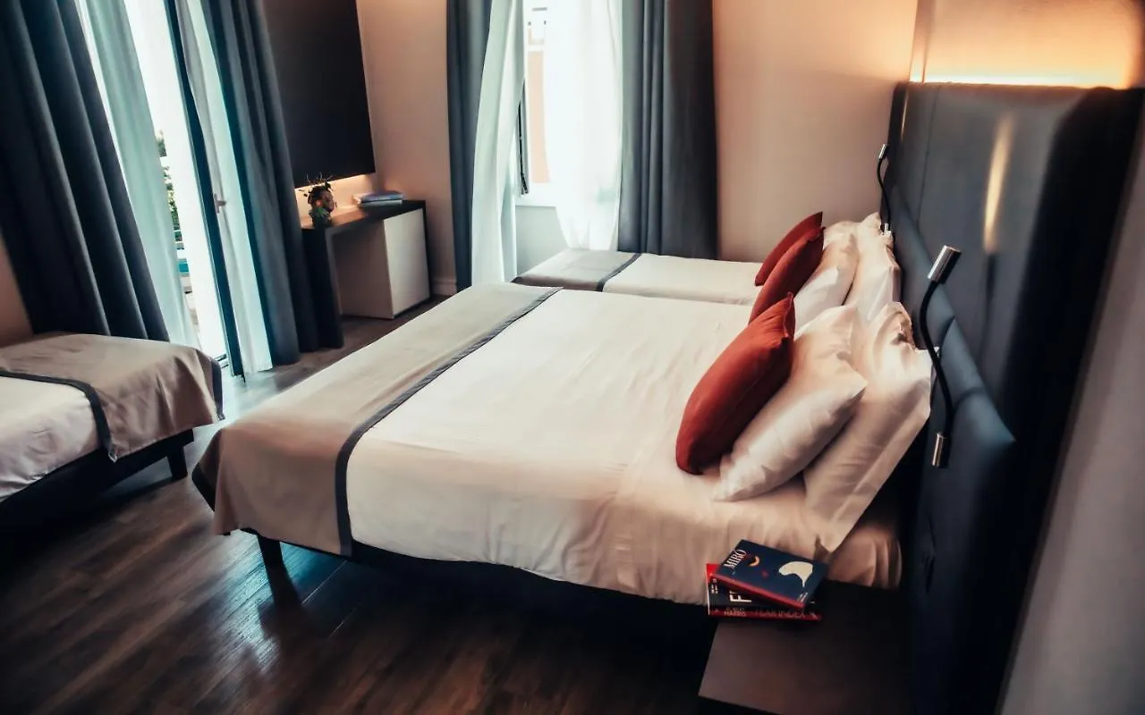 Hotel Benaco Desenzano del Garda 3*,