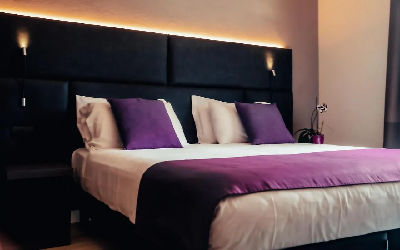 ***  Hotel Benaco デセンツァーノ・デル・ガルダ イタリア