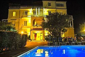 Hotel Benaco デセンツァーノ・デル・ガルダ